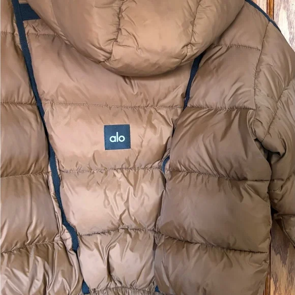 ALO Yoga Puffer Jacket - Picture 4 of 5